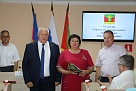 На сессии Совета МО Тбилисский район председателя комитета ТОС наградили памятным знаком