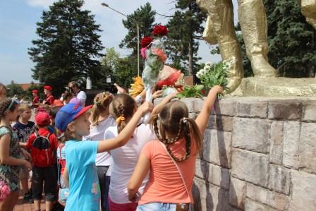 Тбилисцы в День памяти и скорби возложили цветы к мемориалу
