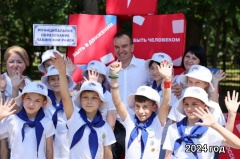 Вениамин Кондратьев поздравил жителей региона с Днем защиты детей