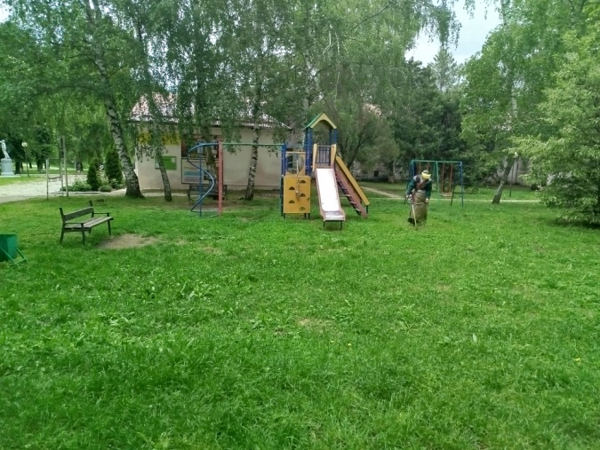 Состоялся субботник на детских площадках