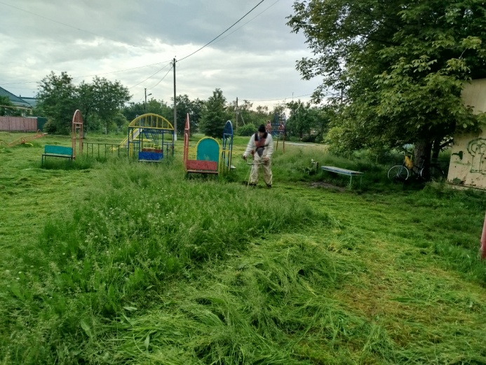 Состоялся субботник на детских площадках